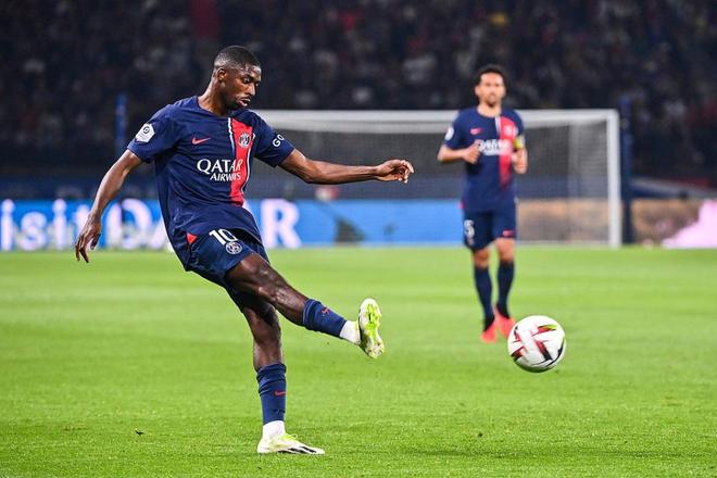 内马尔从中场跑回禁区开门球，结果队友直接开大脚让他无语