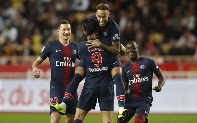 调皮二娃上线，穆勒庆祝夺冠时和25号队友高尔德顶牛假装受伤